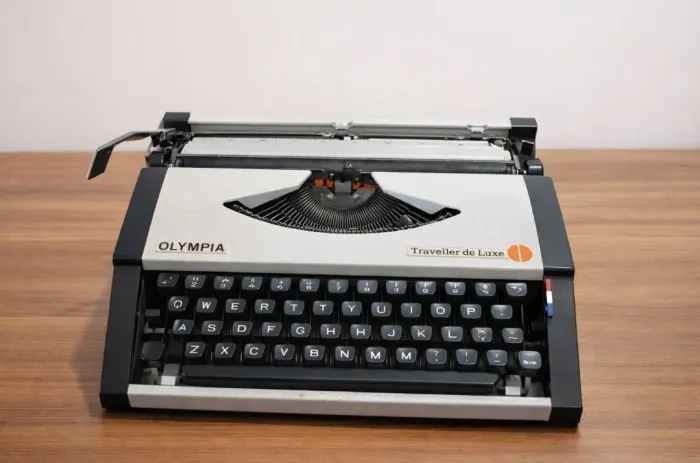 Maquina de escrever Olympia antiga
