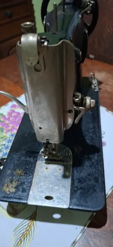 Relicário PFAFF vintage, provavelmente datada da década de 1930.