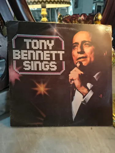 Tony Bennett Sings