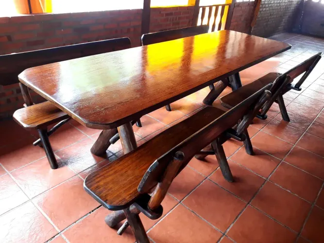 Mesa e bancos do Rincão Gaúcho de Madeira Nobre/angelim pedra com pés de toras de madeira 