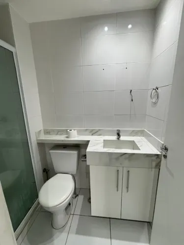 Gabinete de banheiro branco