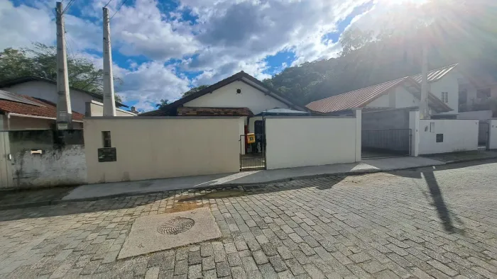 Alugo casa comercial a 1,5 km do centro