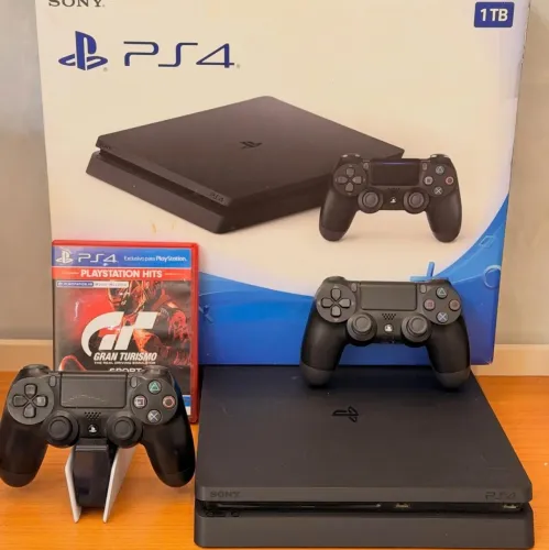 PS4 SLIM - 1TB + 2 CONTROLES