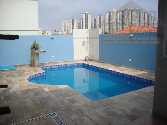 CASA TÉRREA E ISOLADA COM PISCINA