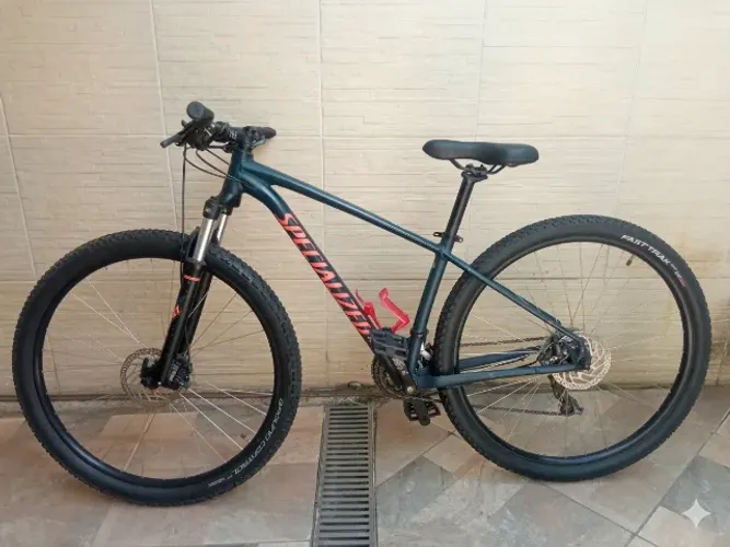 Novíssima Bicicleta Specialized RockHopper aro 29 quadro de alumínio