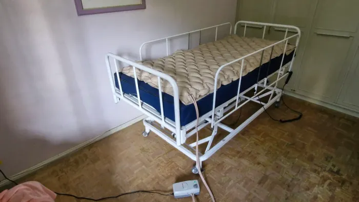 Cama Hospitalar com controle com colchão e colchão antiescara