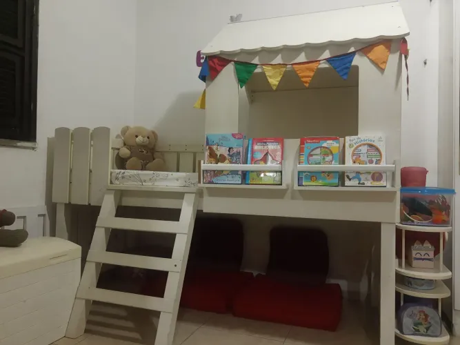 Cama infantil elevada com escada 