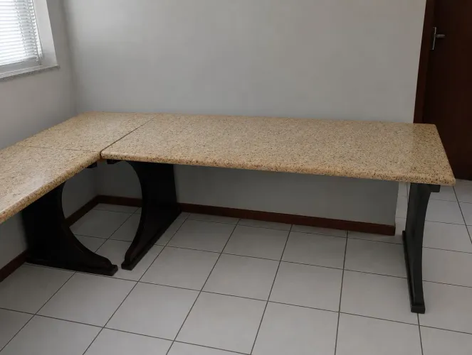 Mesa em L com tampo tipo mármore base em madeira tabac escura - excelente estado