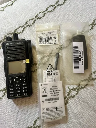 Rádio comunicador Motorola MOTOTRBO DGP 5550 UHF + Antena Slim UHF e presilha 