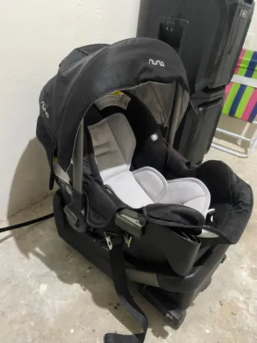 Bebê conforto com base para carro