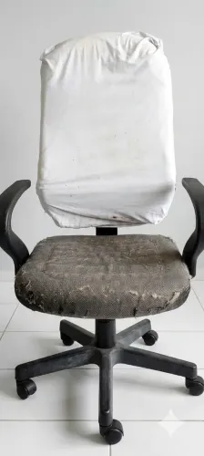 Cadeira de Escritório com Encosto Alto e estrutura resistente 