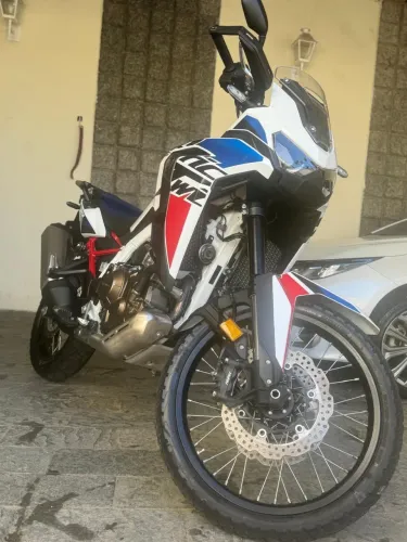 Vendo CRF África Twin muito nova