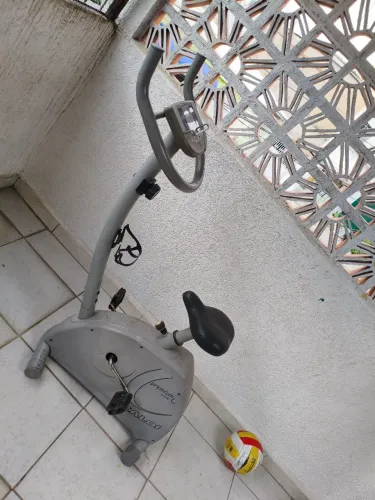 Bicicleta ergométrica da marca Caloi, modelo Premium, ideal para uso em casa.