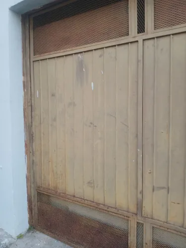 Vendo portão de garagem ferro contrapeso ou troco por porta de loja.