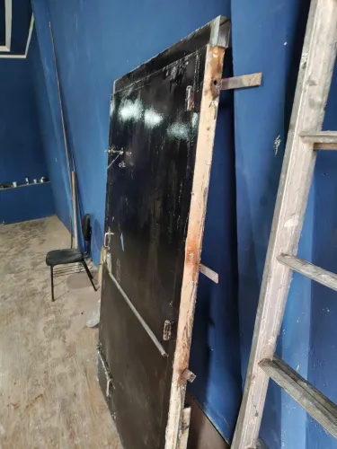 Porta de ferro reforçado 