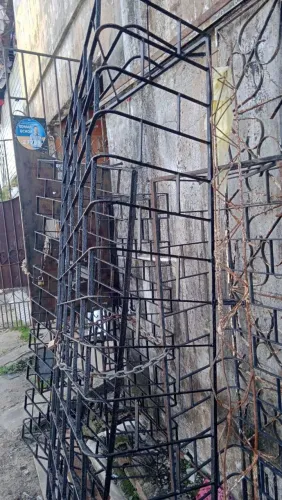 Grades de janela  de ferro estufado 1,45 m largura x  1 m de altura 