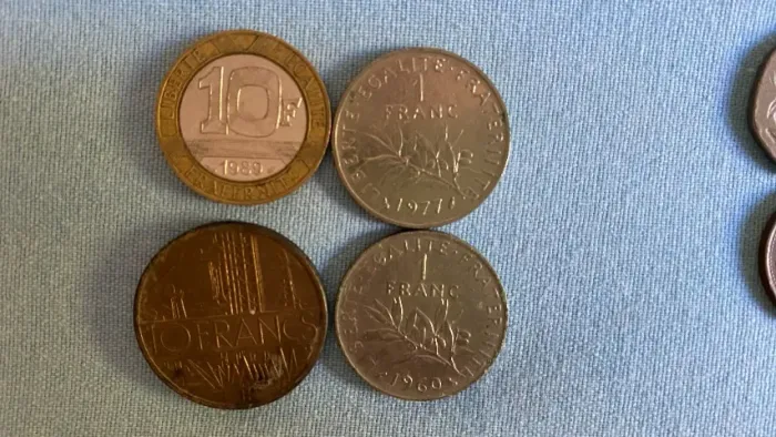 Moedas antigas de vários países.