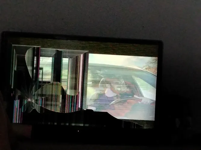 TV com tela quebrada ? para retirada de peças