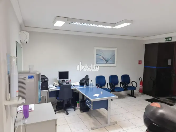 Casa comercial com 10 salas disponível para venda no bairro Nossa Senhora Aparecida em Ube