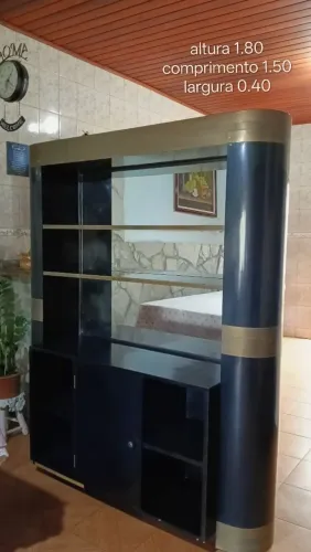 Cristaleira com espelho preto e dourado