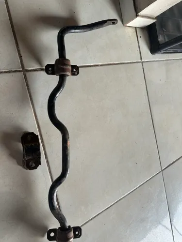 Barra estabilizadora do Jeep Renegade com as buchas