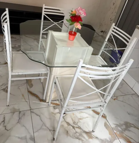 Mesa com tampo de vidro temperado