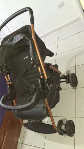 Vendo um carrinho de bebe burigotto