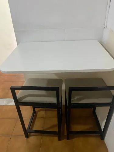 Mesa dobrável com dois bancos