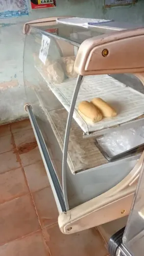 Dois balcões, de padaria, expositores, não refrigerado.