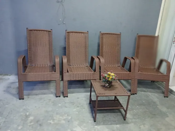 Conjunto de cadeiras com mesa de centro