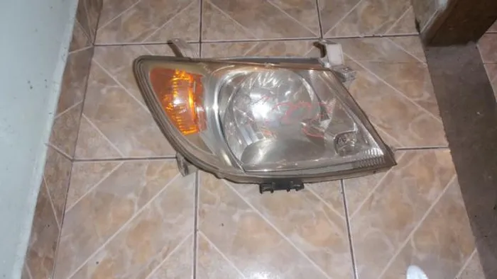 Farol direito toyota hilux srv pisca amarelo