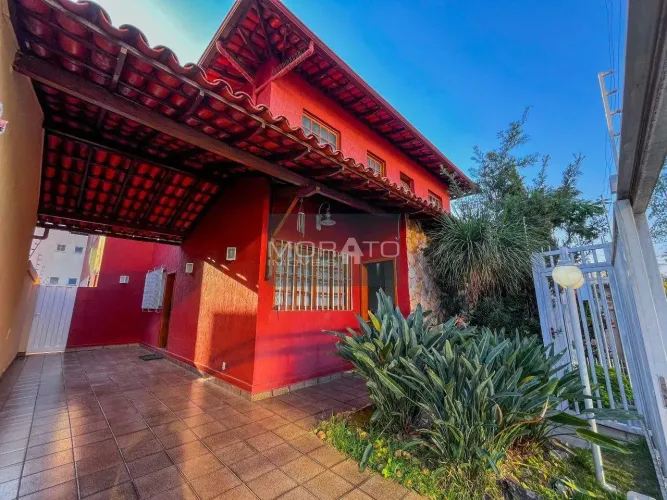 Casa com 3 quartos sendo 2 suítes e 3 vagas de garagem no bairro Castelo em Belo Horizonte