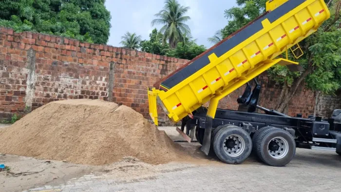 Arisco, areia grossa e outros materiais