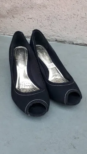 Sapato feminino peep-toe camurça salto baixo Conforto