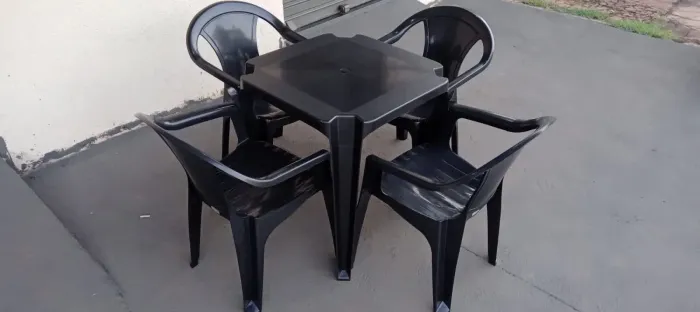 Jogo de mesa e cadeiras plástica cor preta! A única com 6 anos de garantia 