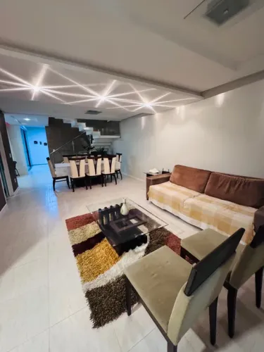 Casa em condomínio, com: Piscina e Churrasqueira