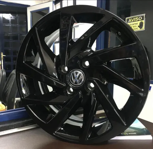 Rodas Polo ou Virtus Black Piano aro15 novas em até 10x de R$256,00 no cartão de crédito