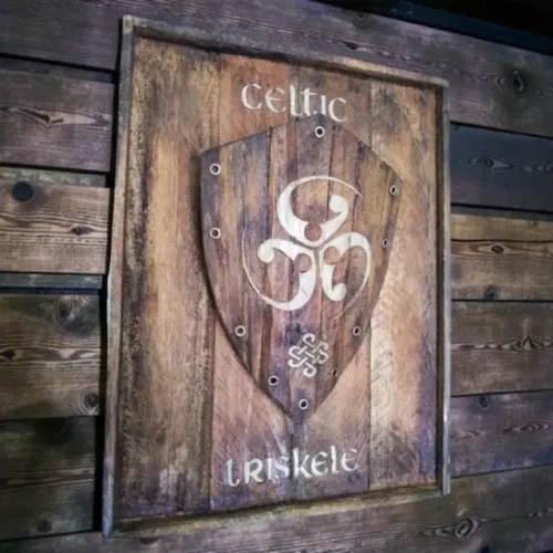 Quadro artesanal em madeira reciclada com brasão triskele da civilização celta