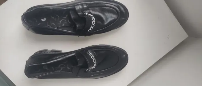 Sapatos Femininos Loafer Preto com Detalhe em Corrente