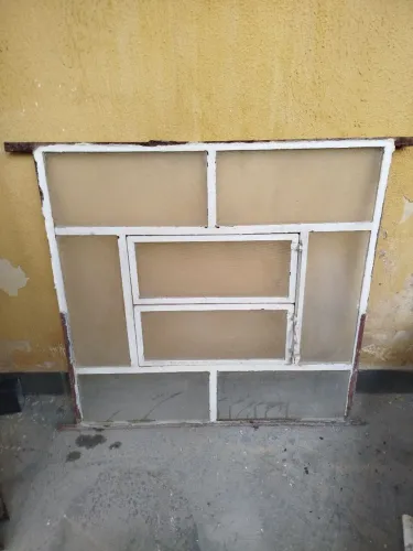Janela antiga de ferro com vidro
