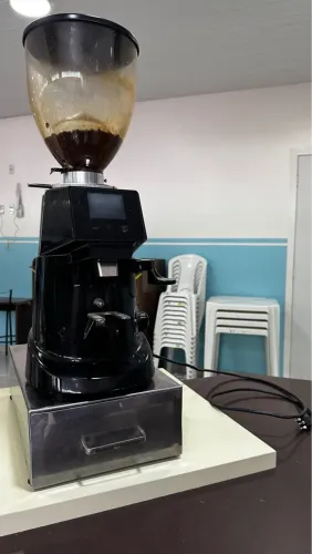 Moedor de café digital sandremo preto F64