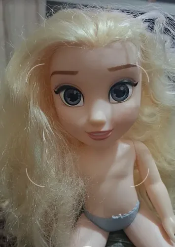 Boneca de cabelo loiro - perfeita para brincar!