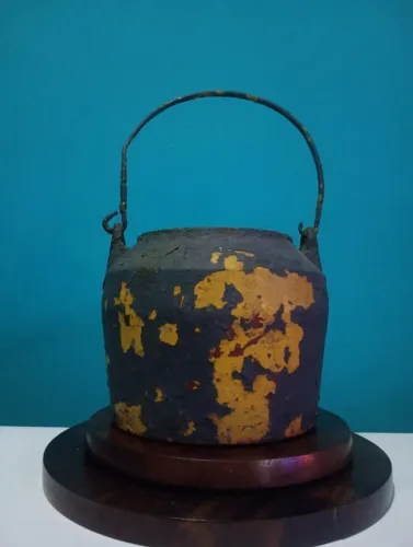 Antigo caldeirão de ferro