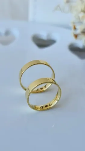 Par de Aliança Tradicional Quadrada em Ouro 18k