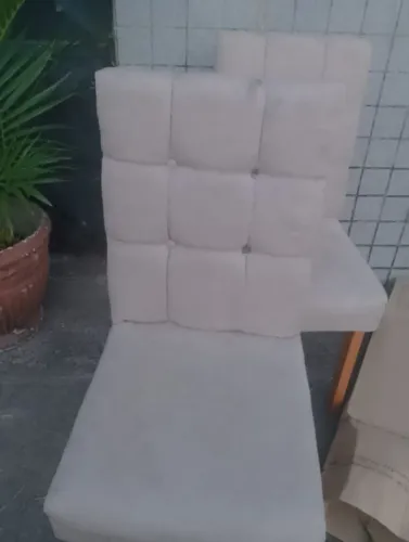 Cadeiras de madeira as quatros cadeiras por 250 