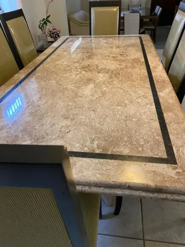 Mesa de mármore travertino