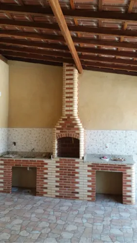 Churrasqueira bancada e pia tijolo vermelho e branco 