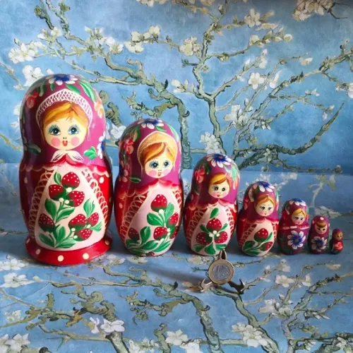 Boneca de madeira russa (Matryoshka) com sete bonequinhas encaixadas dentro dela. Nova