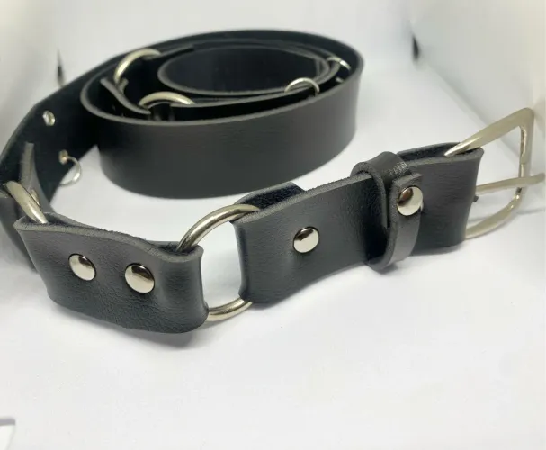 Cinto de couro preto com detalhes em metal