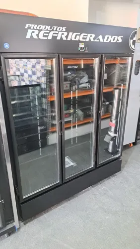 A. Refrigerador Comercial 3 Portas - Perfeito para o Seu Negócio